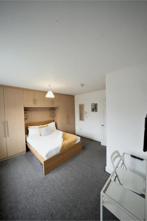 Private on suites- Private Bathroom every room-1 Bus to Heathrow Airport